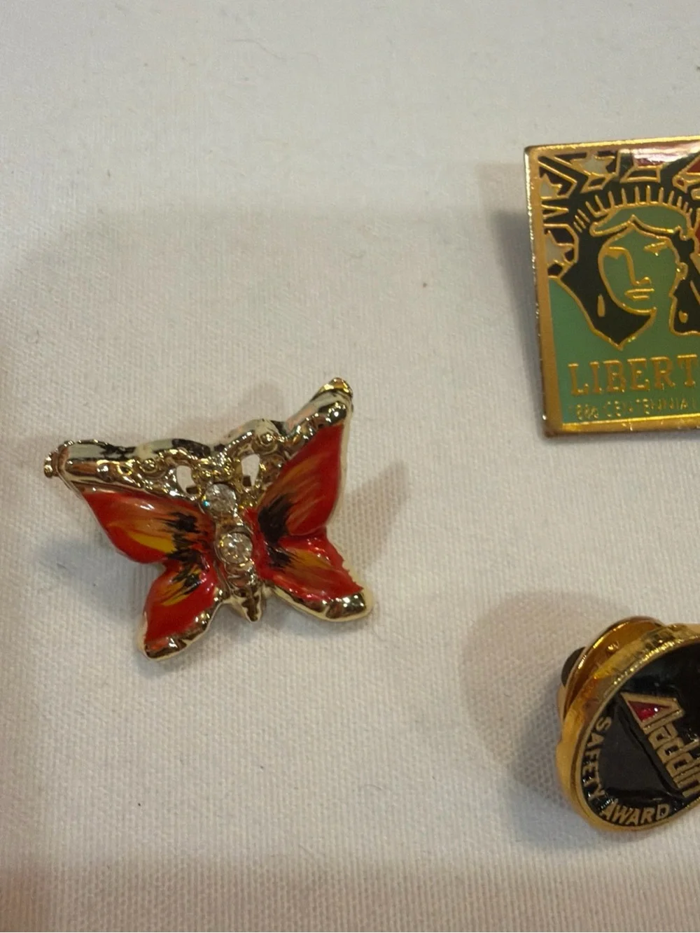 Gold Tone Heart Pin and Mixed Enamel Brooch Set - Green, Pink, Red, Gold 11 pies